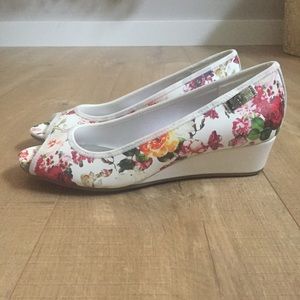 🌸 Floral peep toe wedges, Anne Kline 🌺